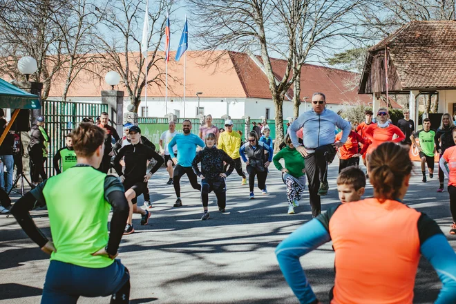 Več kot 90 ljubiteljev teka se je na lipiškem posestvu najprej ogrelo. FOTO:  Kobilarna Lipica
