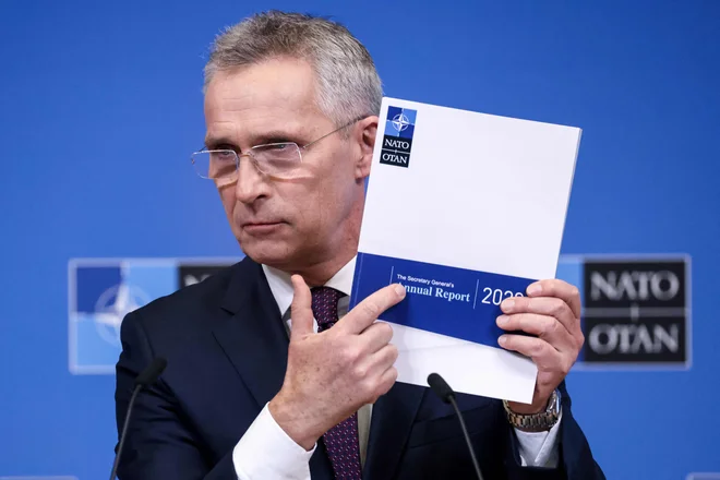 Generalni sekretar Nata Jens Stoltenberg krepi pritisk na države za povečanje obrambnih izdakov. Od 30 držav Natovo smernico izpolnjujejo le Estonija, Grčija, Latvija, Litva, Poljska, ZDA in Združeno kraljestvo. FOTO: Kenzo Tribouillard/AFP
