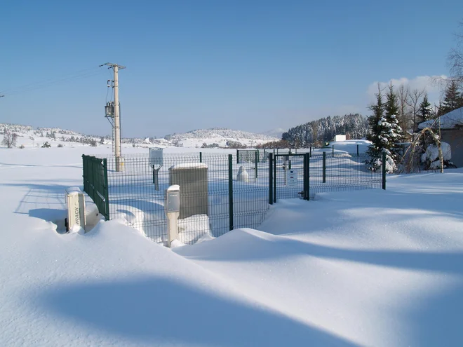 Samodejne meteorološke postaje imajo prednosti in pomanjkljivosti, zadnje se kažejo zlasti pri merjenju snežne odeje, ko so zameti. Na fotografiji samodejna meteorološka postaja Nova vas na Blokah februarja 2018. FOTO: Gregor Vertačnik
