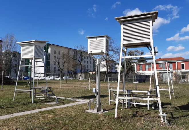V Ljubljani, kjer je najdaljša tradicija spremljanja vremena, na eni od meteoroloških postaj najdemo različne merilne postaje: termometrsko hišico s klasičnimi meritvami (levo), manjšo hišico z novejšim samodejnim senzorjem temperature in vlažnosti (v sredini) ter hišico s starejšim samodejnim senzorjem temperature in vlažnosti zraka (desno). FOTO: Gregor Vertačnik
