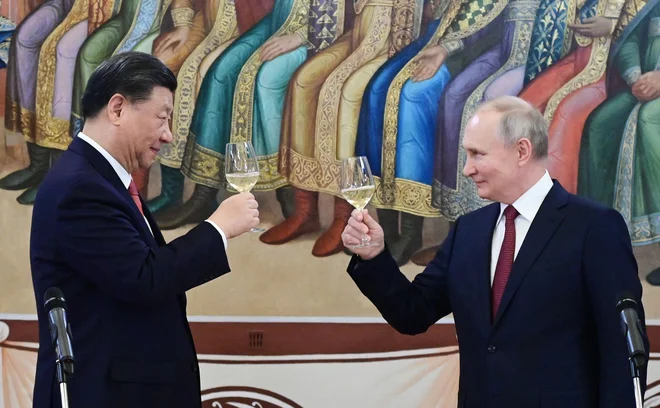 Xi Jinping je izkoristil ukrajinsko krizo, da je Putina spremenil v mlajšega, nižjega in skorajda ponižnega partnerja. FOTO: Pavel Byrkin/AFP
