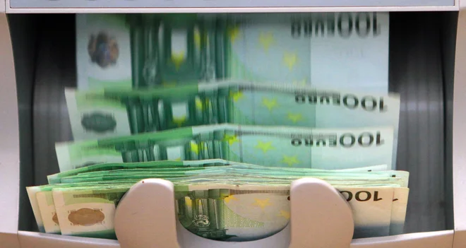 Še večja težava kot hitrost črpanja je nabor ukrepov, ki bodo financirani iz NOO. Teh ukrepov bo nekoliko manj od prvotnih načrtov, saj bo Slovenija zaradi gospodarske rasti prejela 286 milijonov evrov manj nepovratnih sredstev. FOTO: Jože Suhadolnik/Delo
