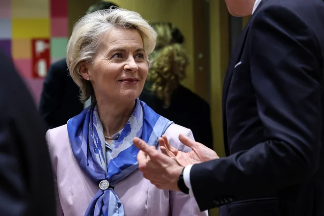 Če se bodo izpolnile napovedi diplomatov, bo predsednica evropske komisije Ursula von der Leyen &raquo;v kontekstu vrha&laquo; objavila izjavo, ki bo omogočila deblokado sprejetega akta o prepovedi registracije novih avtomobilov z notranjim zgorevanjem leta 2035. FOTO: Valeria Mongelli/AFP
