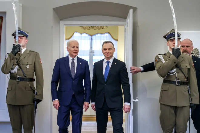 &raquo;Združene države potrebujejo Poljsko in Nato, tako kot Poljska in Nato potrebujeta Združene države,&laquo; je izjavil Joe Biden v Varšavi, kjer ga je sprejel poljski predsednik Andrzej Duda.

Foto Reuters
