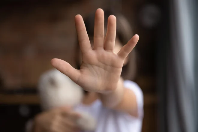 Danes se antinatalizem povezuje predvsem s skrbjo za okolje &ndash; da otrok ne bi rodili v &raquo;krut, okoljsko degradiran svet&laquo;, v katerem bi tudi sami puščali velik ogljični odtis. FOTO: Shutterstock
