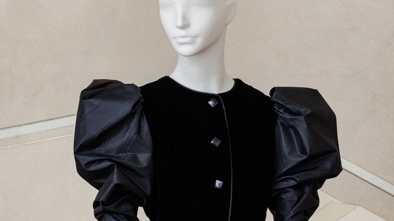 Fotografija: Givenchy, model 90/1981, večerna obleka iz črnega žameta FOTO: Heidi Horten Collection/www.kunst-dokumentation.com, Manuel Carreon Lopez
