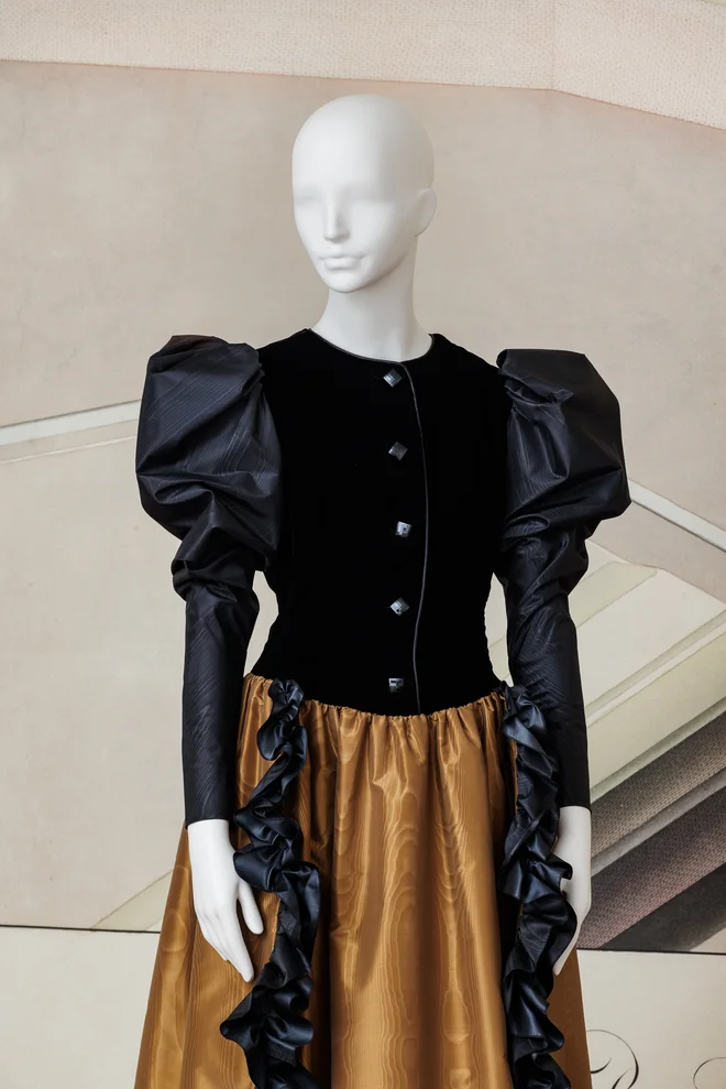 Givenchy, model 90/1981, večerna obleka iz črnega žameta FOTO: Heidi Horten Collection/www.kunst-dokumentation.com, Manuel Carreon Lopez
