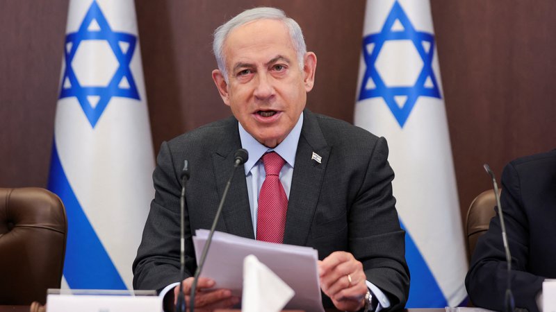 Fotografija: Izrealski premier Benjamin Netanjahuja si je včeraj v parlamentu zagotovil podporo. V skladu z novim zakonom lahko predsednika vlade k odstopu prisili le tričetrtinska večina poslancev v knesetu. Zakonodaja tudi izrecno preprečuje, da bi vrhovno sodišče predsedniku vlade odredilo prisilni dopust. FOTO: Reuters
