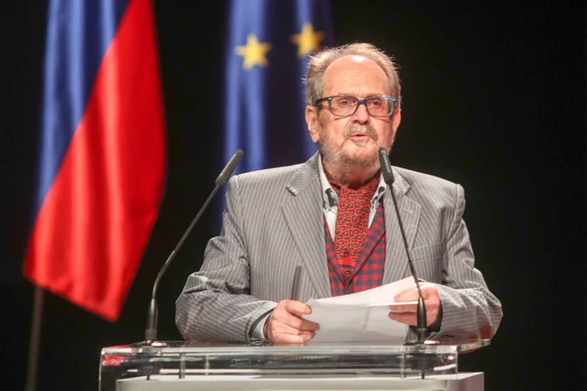 Z žalostnim obrazom ne prideš daleč, saj jeznega in zajedljivega človeka nihče ne mara, raje poskušam to izraziti na veder način,&laquo; je o svoji poeziji povedal Marko Kravos. FOTO: Marko Feist/Delo

