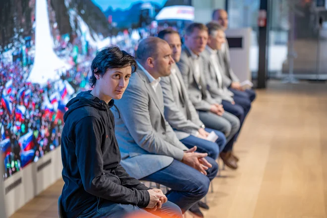 Planiški velmožje (v ospredju upokojeni letalec Cene Prevc) so spregovorili o finalu svetovnega pokala. FOTO: Črt Piksi
