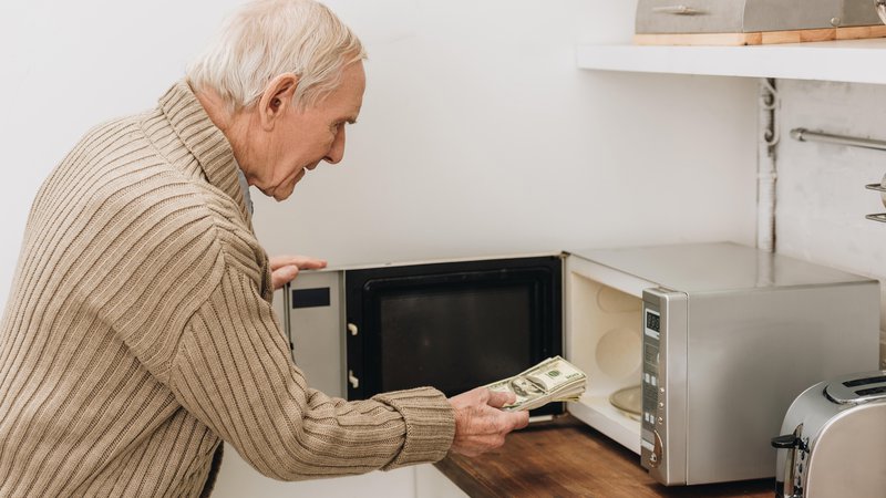 Fotografija: Ko oseba z demenco skriva bankovce in pozablja, kje so, pogosto okrivi bližnje, da so jih ukradli, kar sproža zamere in še večjo odtujenost. FOTO: Shutterstock
