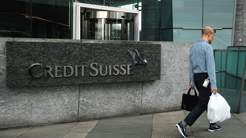 Fotografija: Kriza v bančnem sektorju, ki jo je najprej sprožil propad nekaterih bank v ZDA in nato še švicarske Credit Suisse, je povzročila preobrat na finančnih trgih in povečala volativnost. FOTO: Lam Yik/Reuters
