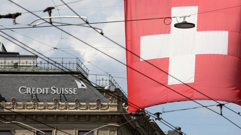 Fotografija: Reševanje švicarske banke Credit Suisse je skupaj s propadom dveh ameriških regionalnih bank povzročilo ugibanja o zdravju bančnega sektorja. Foto Arnd Wiegmann/Reuters
