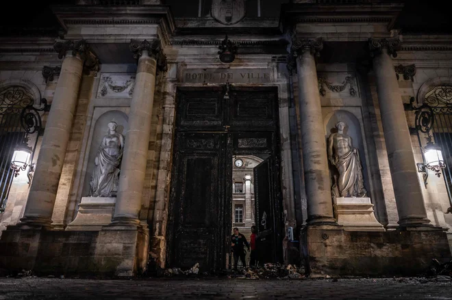 Poškodovana mestna hiša v Bordeauxu. FOTO: Philippe Lopez/AFP
