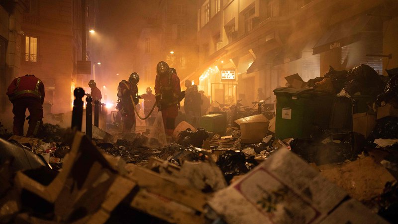 Fotografija: V Parizu gasilci preverjajo smeti po gašenju požara med demonstracijami teden dni po tem, ko je vlada z uporabo tretjega odstavka 49. člena ustave 23. marca 2023 v parlamentu brez glasovanja spravila v veljavo pokojninsko reformo. Včeraj se je v Franciji več kot milijon protestnikov udeležilo demonstracij proti pokojninski reformi predsednika Emmanuela Macrona, samo v Parizu jih je bilo na ulicah več kot 120.000. Foto: Anna Kurth/Afp
