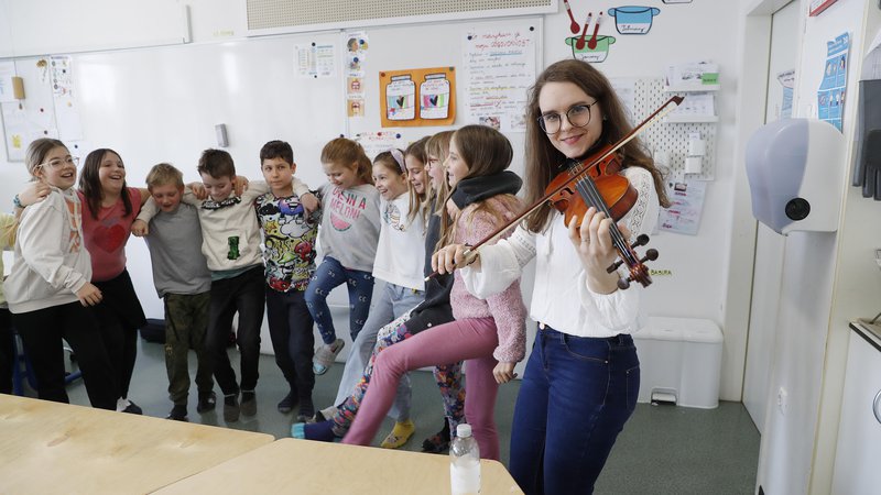 Fotografija: V razredu učiteljice Ane Kolarič se pogosto razlega glasba. FOTO: Leon Vidic/Delo
