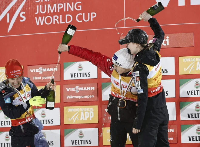 Najboljša trojica sezone si je dala duška po zadnji tekmi, z leve Katharina Althaus, Eva Pinkelnig in Ema Klinec. FOTO: Antti Hamalainen/AFP
