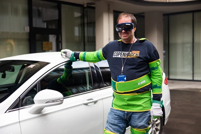 Član naše redakcije Blaž Kondža, odet v simulator staranja. FOTO: David Šavli
