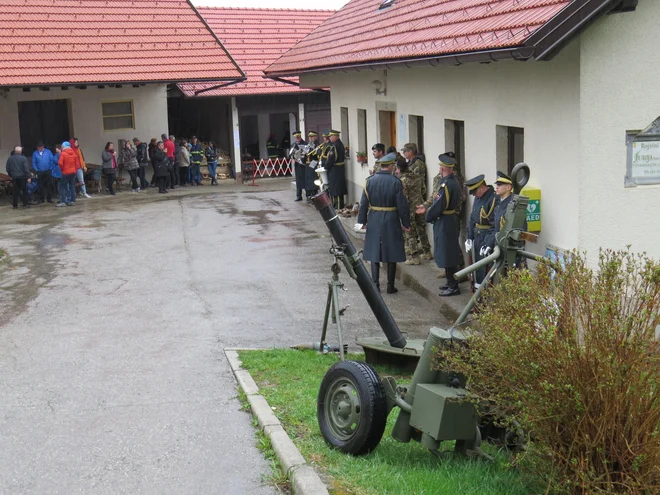 Topničarji so s sabo na hrib nad Dolskim pripeljali nekaj svoje oborožitve. FOTO: Bojan Rajšek/Delo
