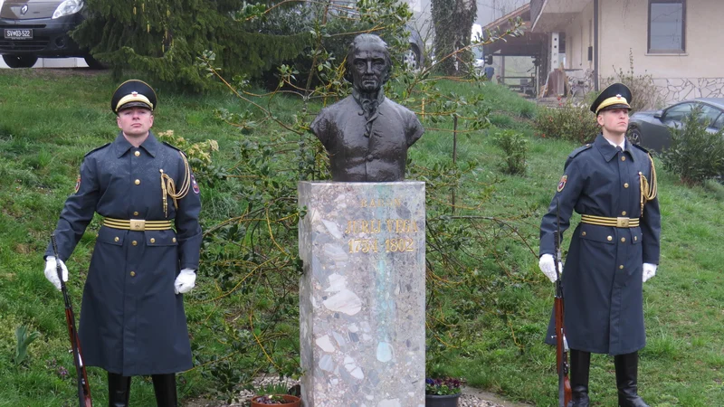Baronu Juriju Vegi so se danes v Zagorici poklonili tudi pripadniki slovenske vojske. FOTO: Bojan Rajšek/Delo