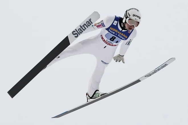 Anže Lanišek je ob zadnjem skoku slovenske četverice ubranil prednost pred Poljaki. FOTO: Antti Hämäläinen/AFP
