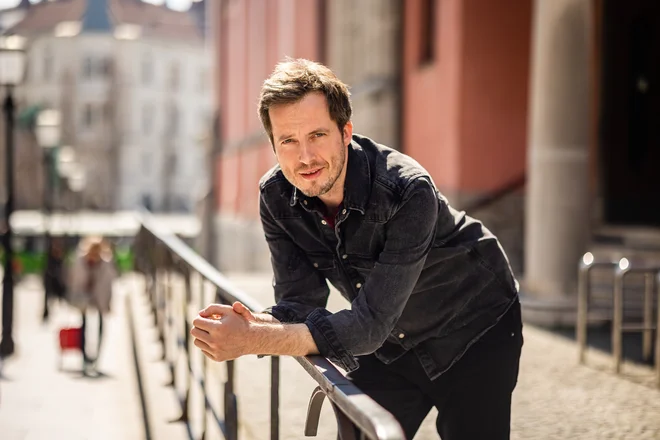 Dominik pravi, da je v ustvarjanju tretjega albuma morda celo najbolj užival. Kmalu bo Neon Srce predstavil v domači Murski Soboti. FOTO: Črt Piksi
