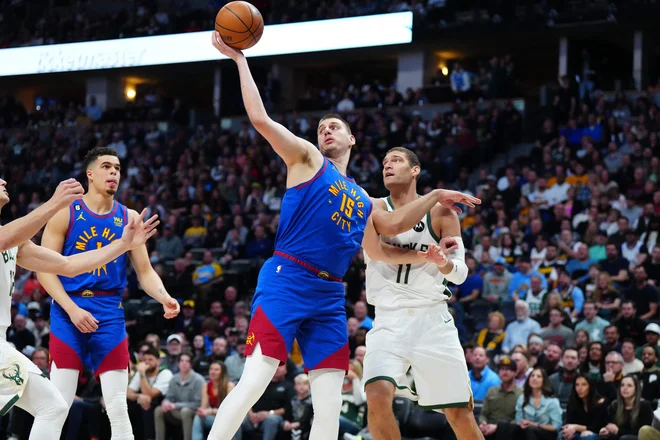 Nikola Jokić je pod košem praktično nezaustavljiv zaradi svojega mehkega občutka za met.
