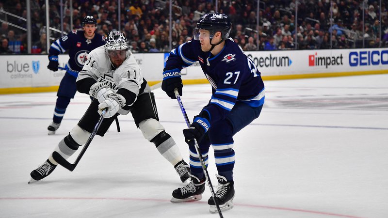 Fotografija: Mar 25, 2023; Los Angeles, California, USA; Winnipeg Jets left wing Nikolaj Ehlers (27) moves in for a shot on goal against Los Angeles Kings center Anze Kopitar (11) during the third period at Crypto.com Arena. Mandatory Credit: Gary A. Vasquez-USA TODAY Sports Foto Gary A. Vasquez Usa Today Sports
