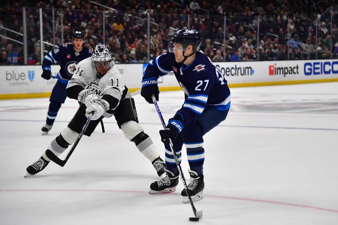 Mar 25, 2023; Los Angeles, California, USA; Winnipeg Jets left wing Nikolaj Ehlers (27) moves in for a shot on goal against Los Angeles Kings center Anze Kopitar (11) during the third period at Crypto.com Arena. Mandatory Credit: Gary A. Vasquez-USA TODAY Sports Foto Gary A. Vasquez Usa Today Sports
