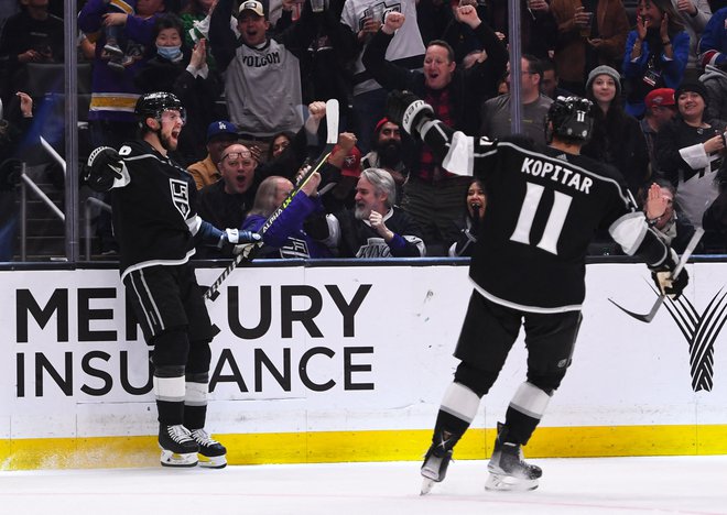 Mar 20, 2023; Los Angeles, California, USA; Los Angeles Kings right wing Adrian Kempe (9) and center Anze Kopitar (11) celebrate after scoring during second period against Calgary Flames at Crypto.com Arena. Mandatory Credit: Jonathan Hui-USA TODAY Sports Foto Jonathan Hui Usa Today Sports
