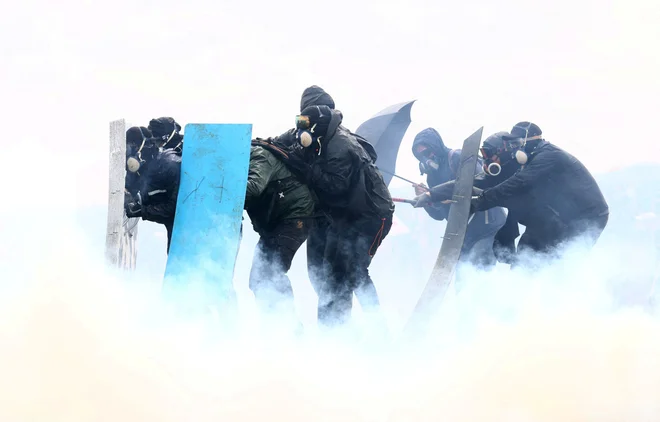 Protesti so se znova sprevrgli v nasilje. FOTO: Yves Herman Reuters