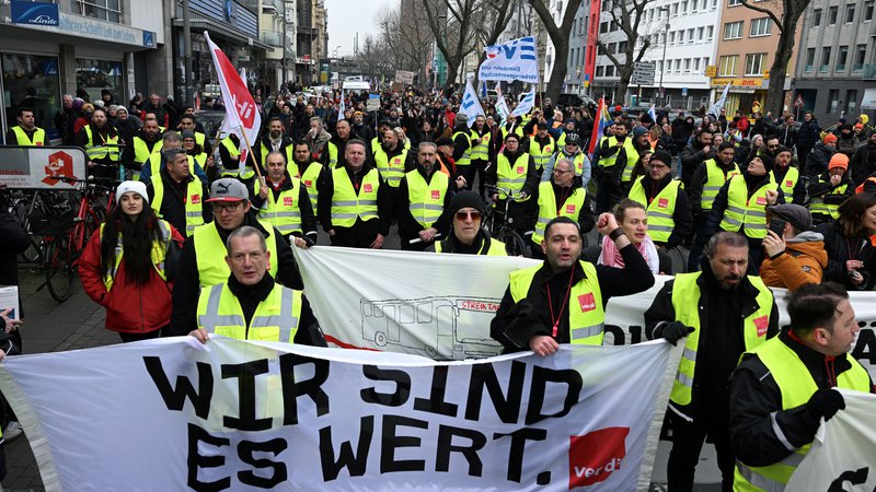 Fotografija: Nemčijo bo v ponedeljek zajela največja stavka zadnjih treh desetletij. Sindikati pričakujejo množično udeležbo, po državi pa bo obstala večina javnega prometa. FOTO: Jana Rodenbusch/REUTERS
