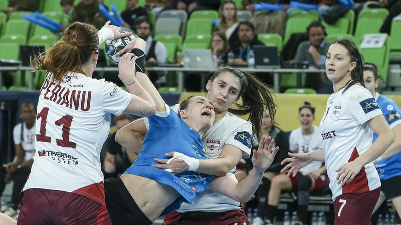 Prednost petih golov s prve tekme osmine finala rokometne lige prvakinj je bila za Krimovke v povratni tekmi v Bukarešti premajhna. FOTO: Jože Suhadolnik/Delo
