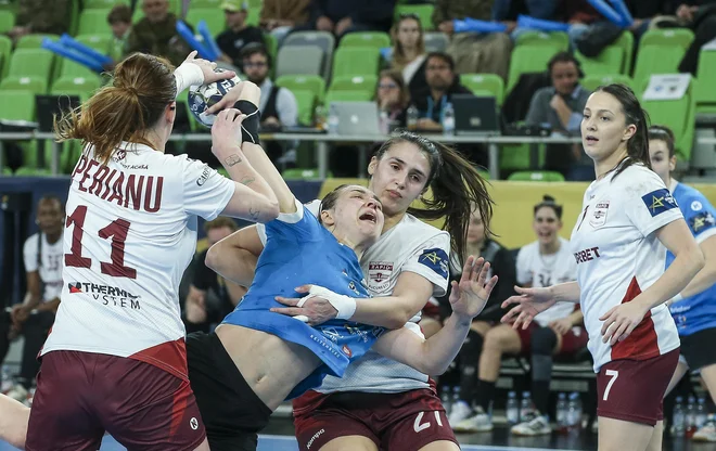 Prednost petih golov s prve tekme osmine finala rokometne lige prvakinj je bila za Krimovke v povratni tekmi v Bukarešti premajhna. FOTO: Jože Suhadolnik/Delo
