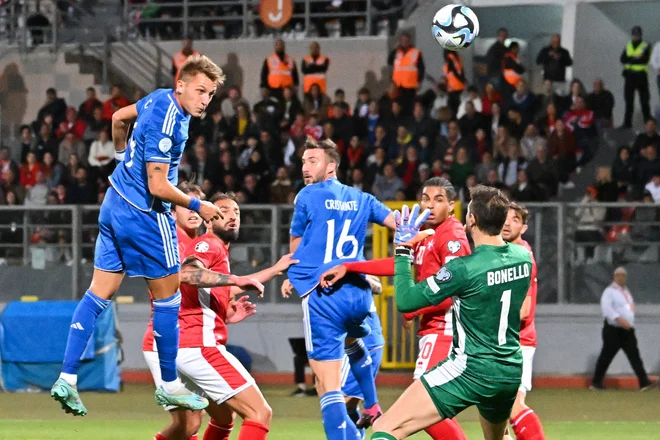 Argentinski Italijan Mateo Retegui (levo) je v drugi tekmi za azzurre na Malti dosegel še drugi gol. FOTO: Alberto Pizzoli/AFP

