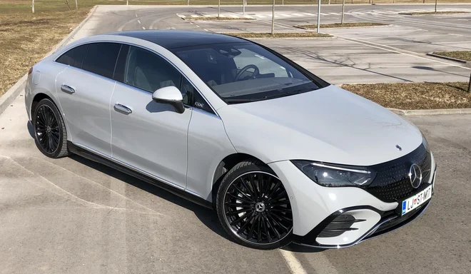 Testni EQE je različica 350 4MATIC, kar v praksi pomeni 292 konjskih moči (215 kW). FOTO: Aljaž Vrabec
