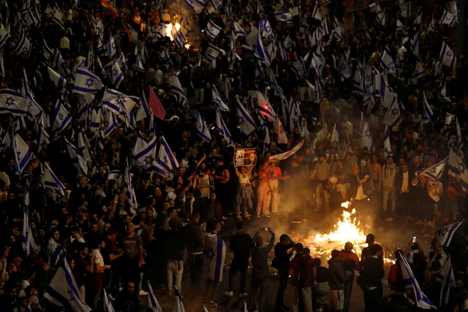 Policisti in vojaki so uporabili vodne topove proti protestnikom blizu Netanjahujeve hiše. FOTO: Nir Elias/Reuters
