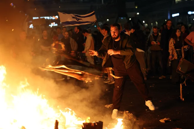 Ameriška vlada je zrazila globoko zaskrbljenost zaradi razmer in pozvala k kompromisu. FOTO: Foto Ahmad Gharabli/AFP
