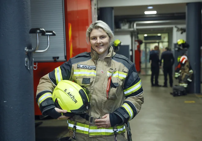 Kdaj sicer pade kakšna šala o odnosu moški-ženska, pravi Suzana Anžur, a jim pri tem ne ostane dolžna. »Predvsem pa si ne zamerimo, saj vemo, kje je meja.« FOTO: Jože Suhadolnik/Delo