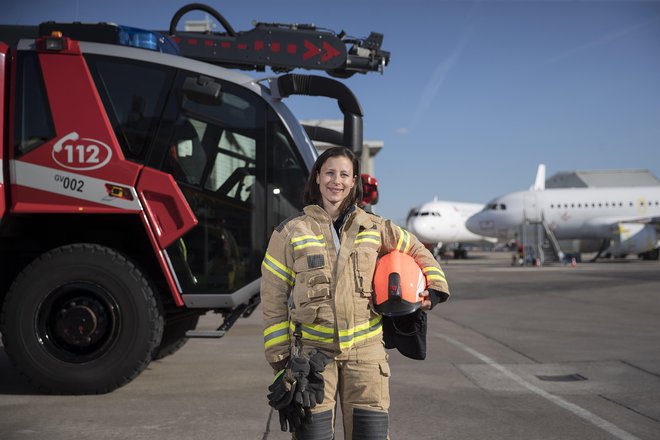 Anuška Mandeljc in njeni kolegi iz gasilsko-reševalne službe na Brniku si želijo predvsem, da nikoli ne bi bilo treba na intervencijo, saj so nesreče na letališču lahko še toliko hujše. FOTO: Leon Vidic/Delo