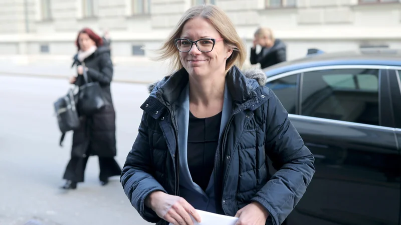Ministrica Sanja Ajanović Hovnik ocenjuje, da je na vseh straneh volja, da postavijo plačni sistem na zdrave temelje. FOTO: Blaž Samec/Delo
