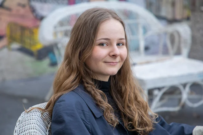 Nika Gradišek med svoje pisateljske vzore prišteva klasike, kot so Walt Whitman, Sylvia Plath in Ivan Minatti, in sodobne pesnike, kot sta Peter Semolič in Marko Tomaš. FOTO: Voranc Vogel/Delo
