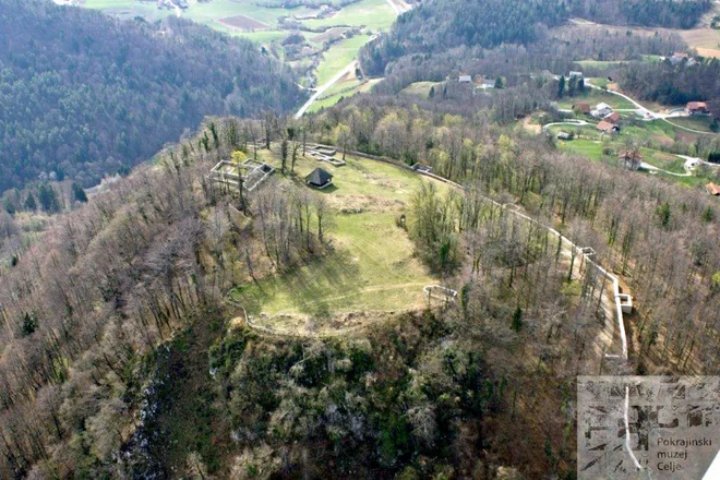 Kot pojasnjuje Maja Bausovac, so na Rifniku živeli navadni ljudje, ki so potrebovali prostor, kamor so se zatekli v času nevarnosti. FOTO: Turizem Šentjur