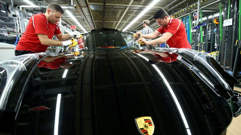 Fotografija: V avtomobilski industriji le izjemoma, denimo Porsche, stavijo na sintetična goriva. FOTO: Ralph Orlowski/Reuters
