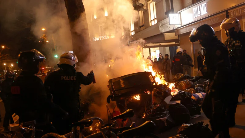 Prejšnji četrtek, ko je ulice preplavilo med milijon in 3,5 milijona protestnikov, so za obiskovalce zaprli Eifflov stolp, palačo in vrtove v Versaillesu&nbsp;... Pričakovati je, da bo odpiralni čas marsikje moten tudi jutri.&nbsp;FOTO: Nacho Doce Reuters
