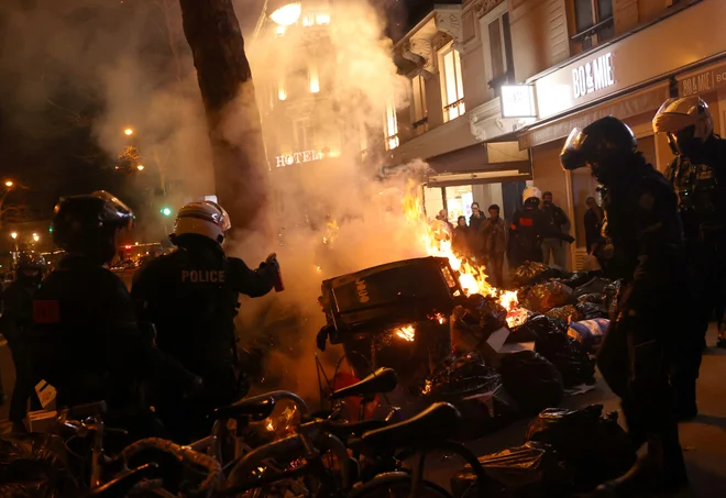 Prejšnji četrtek, ko je ulice preplavilo med milijon in 3,5 milijona protestnikov, so za obiskovalce zaprli Eifflov stolp, palačo in vrtove v Versaillesu&nbsp;... Pričakovati je, da bo odpiralni čas marsikje moten tudi jutri.&nbsp;FOTO: Nacho Doce Reuters
