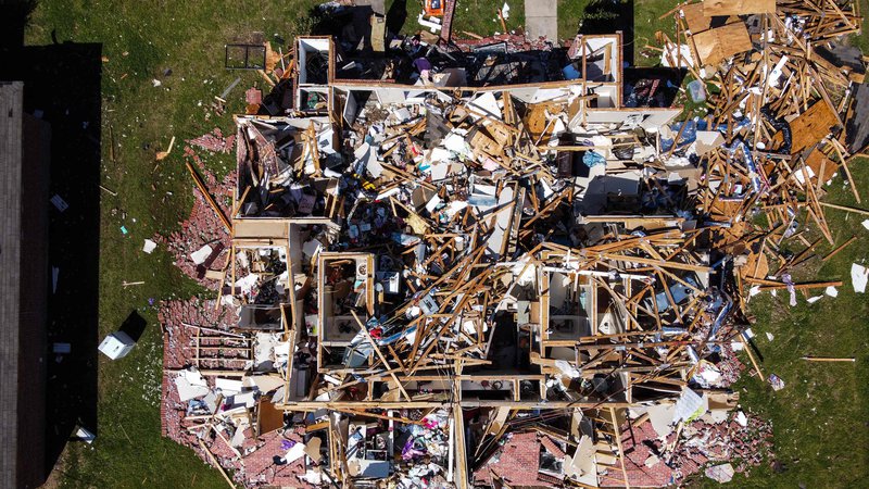 Fotografija: Pogled na popolnoma uničeno hišo ki jo je zajel tornado v kraju Rolling Fork v ameriški zvezni državi Mississippi. Foto: Chandan Khanna/Afp