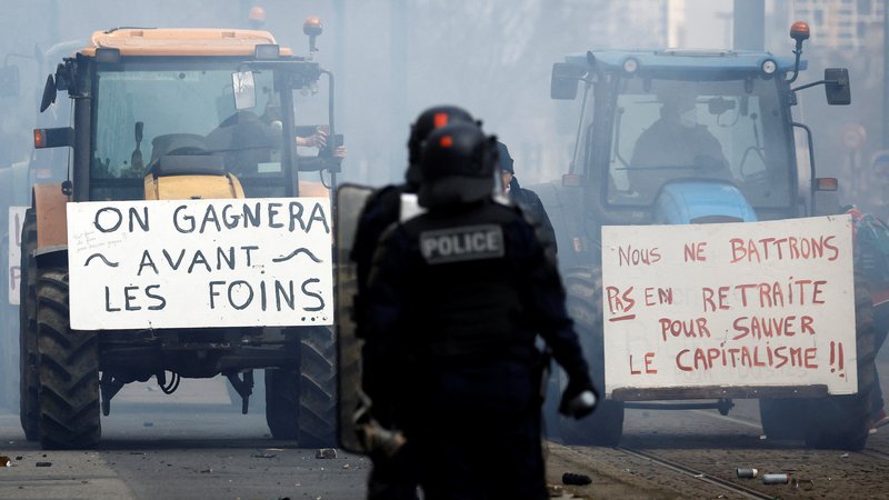 Fotografija: V Nantesu so se pripeljali na proteste tudi kmetje.

FOTO:  Stephane Mahe/Reuters