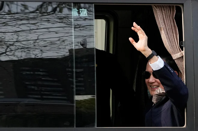 Obisk nekdanjega tajvanskega predsednika Ma Ying-jeouja na Kitajskem bo priložnost za pogovore o novi formuli mirne združitve, ki je zdaj več kot nujna, glede na to, da je bila stara formula »ena država – dva sistema« izrabljena in poražena v primeru Hongkonga. FOTO: Aly Song/Reuters