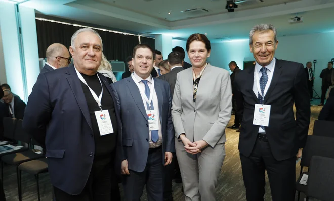 Hrvaško-slovenski forum Javne investicije v gradbeništvu 2023 (od leve proti desni): odgovorni urednik Dela Bojan Budja, hrvaški minister za pomorstvo in promet Oleg Butković, ministrica za infrastrukturo Alenka Bratušek in direktor medijske hiše Delo Stojan Petrič. FOTO: Jože Suhadolnik/Delo